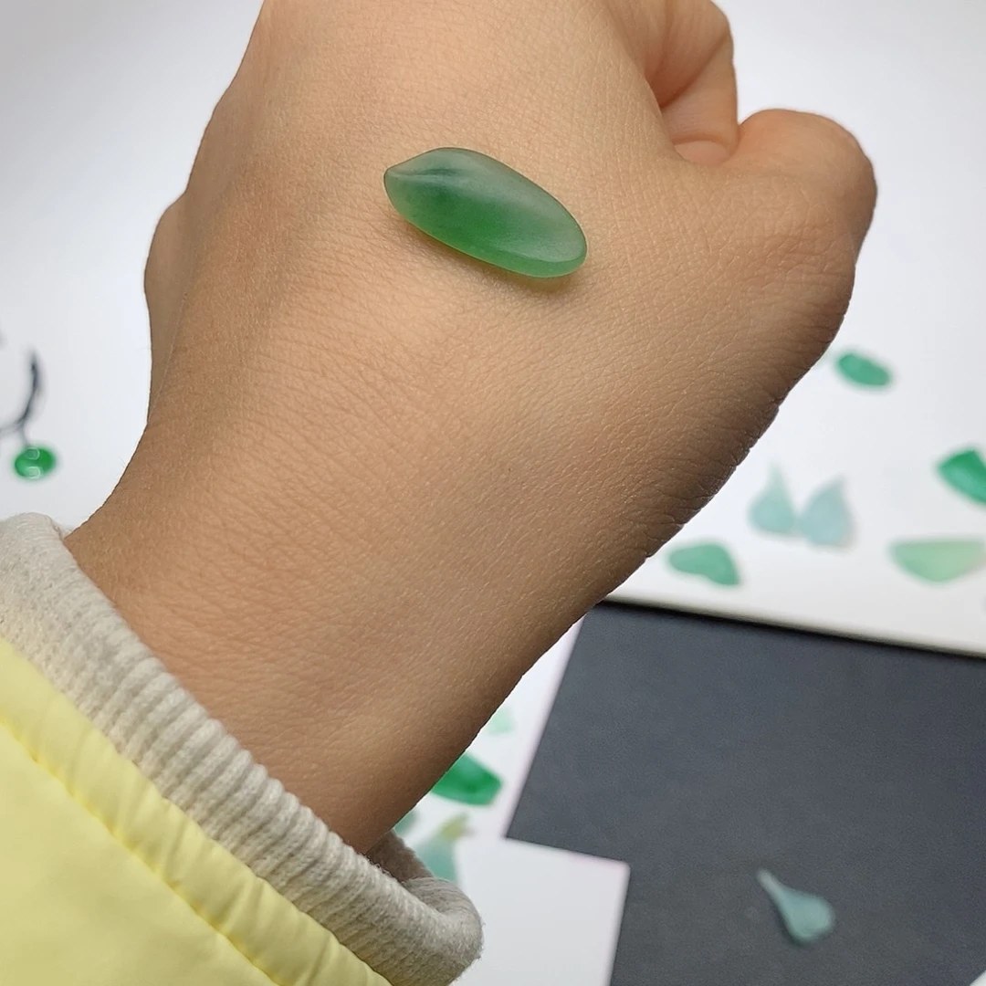 定制翡翠未镶嵌何*霞随形