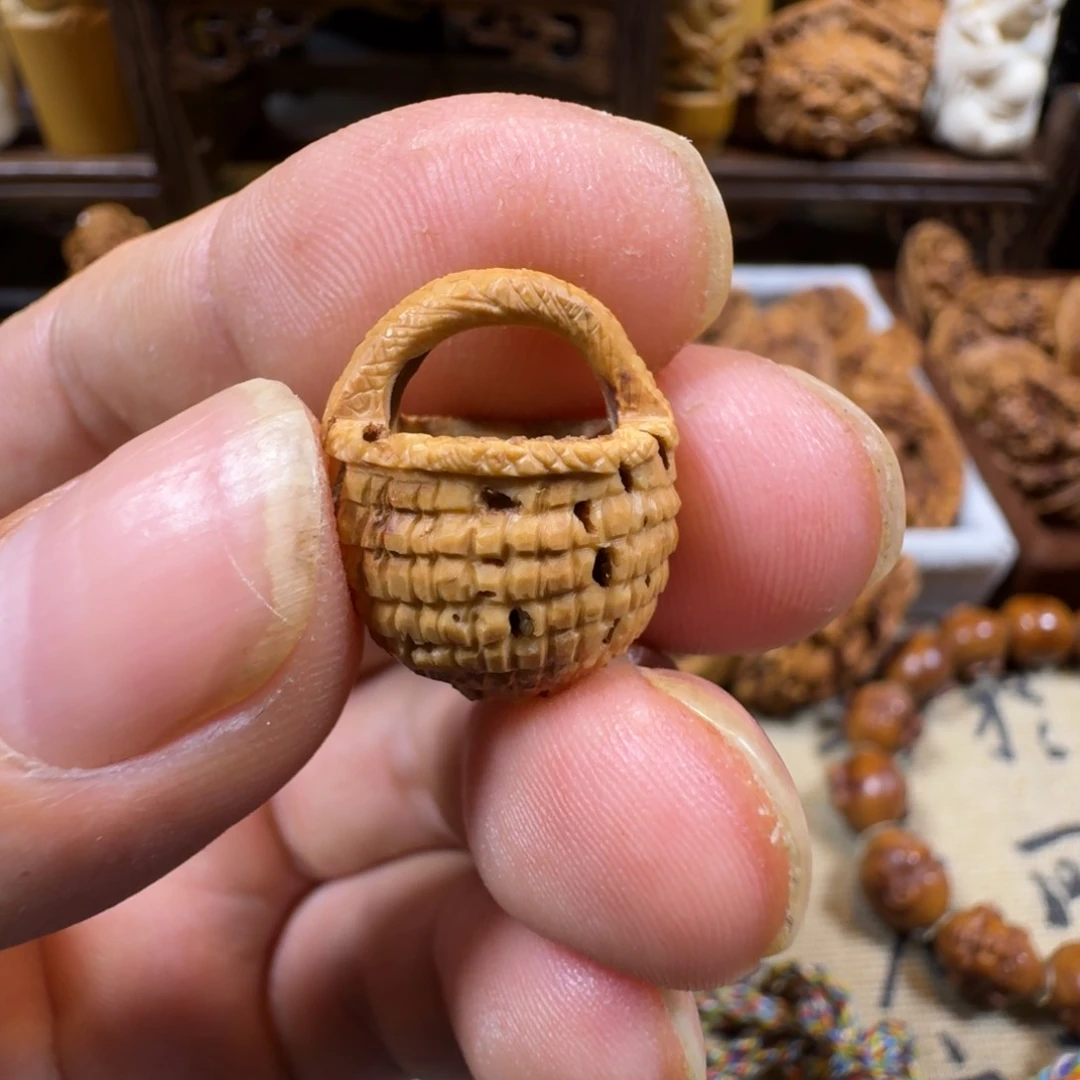 l*桃核雕刻小花篮一个