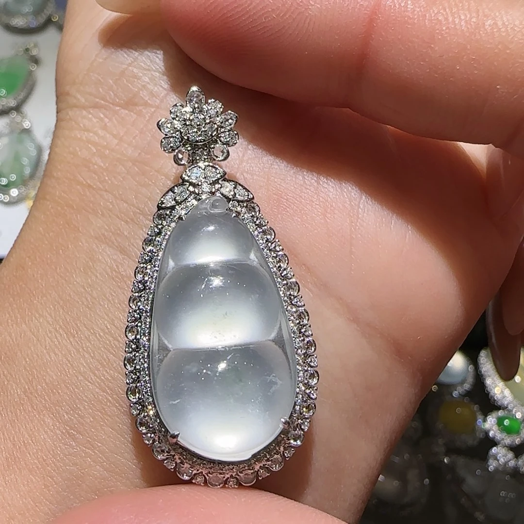 【闪购商品】颈饰18K金镶嵌翡翠葡***糖天然