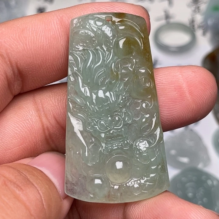 命***造翡翠未镶嵌颈饰龙