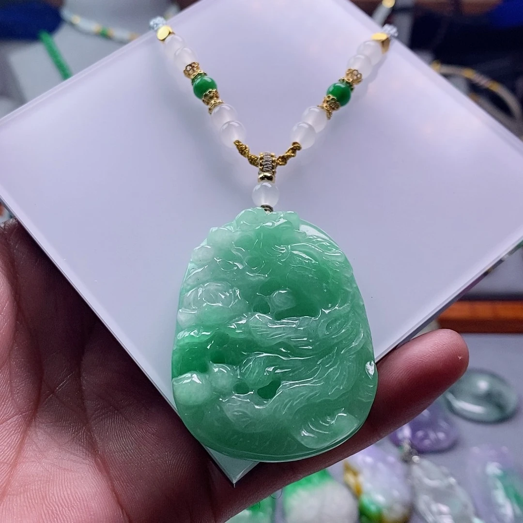 翡翠未镶嵌吊坠(赠链)