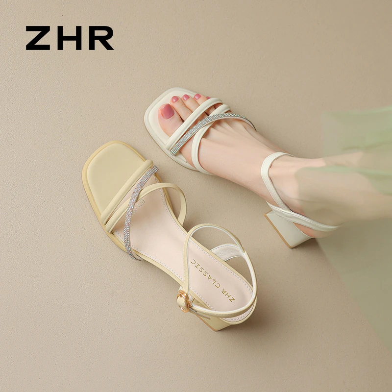 ZHR/则则平底时装凉鞋女2025新款法式水钻一字带露趾百搭白色凉鞋