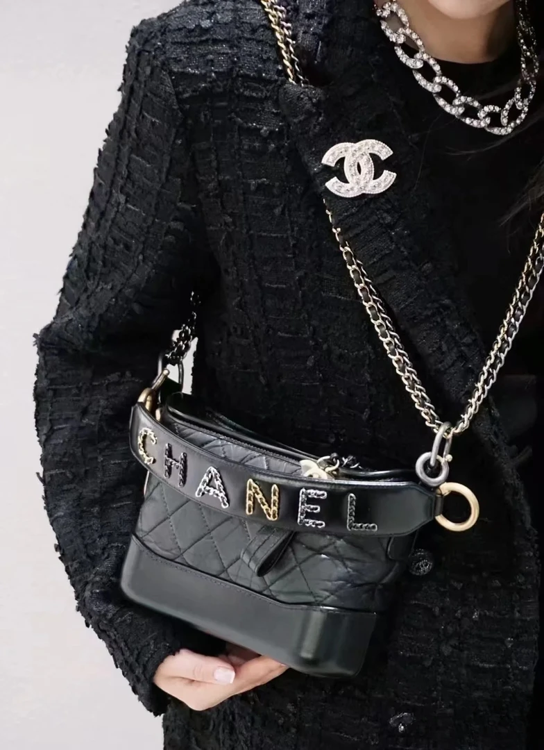 95新 Chanel/香奈儿 黑色小号手柄字母流浪单肩包 底长19 29开