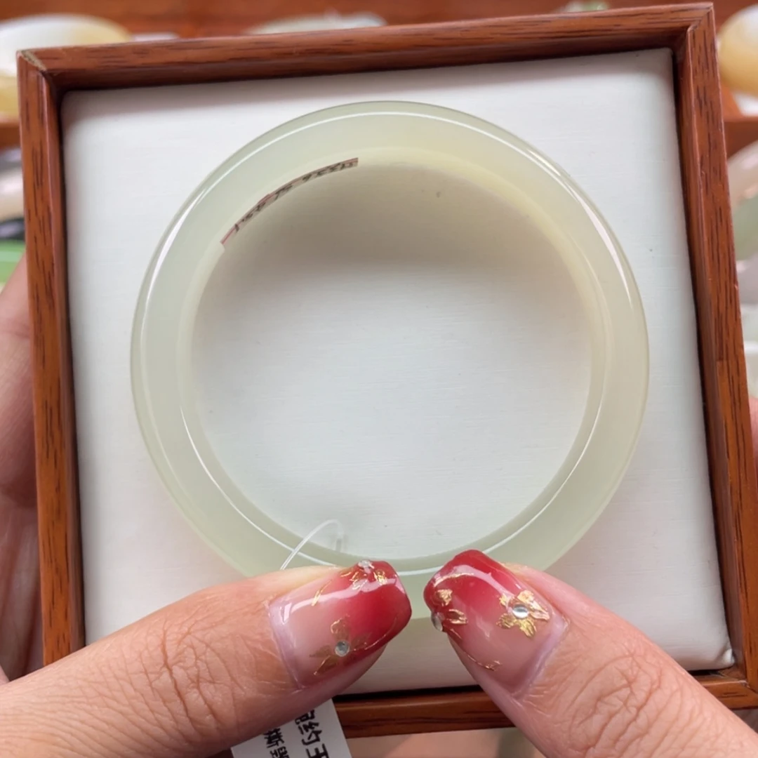 【闪购商品】和田玉手镯未镶嵌56