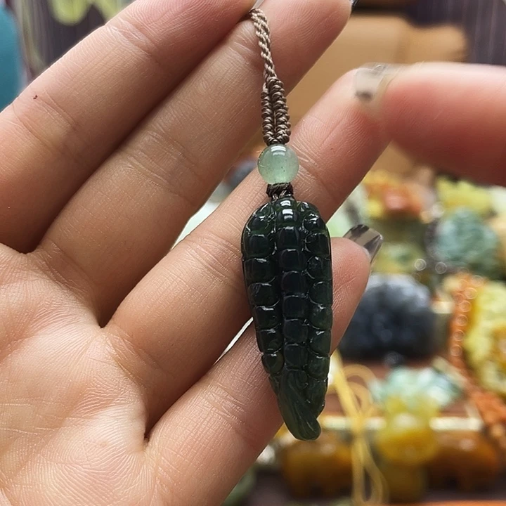 蛇纹石玉未镶嵌颈饰