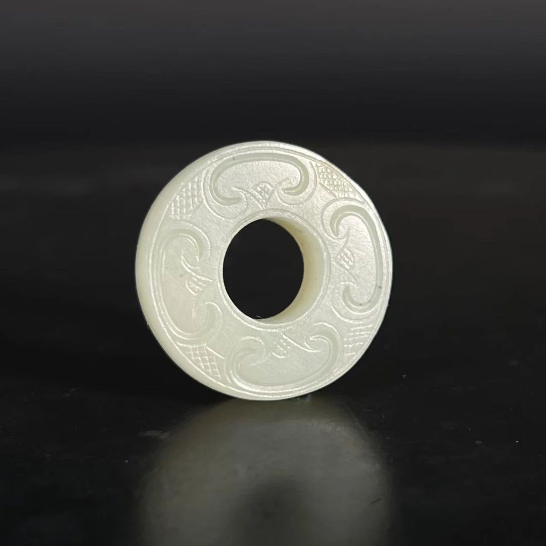 B1543 和田玉雕勾云纹玉璧 D2.8cm