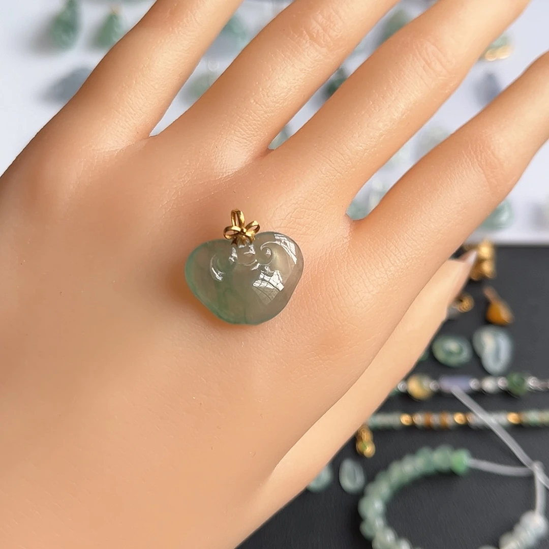 翡翠18K金镶嵌颈饰福利