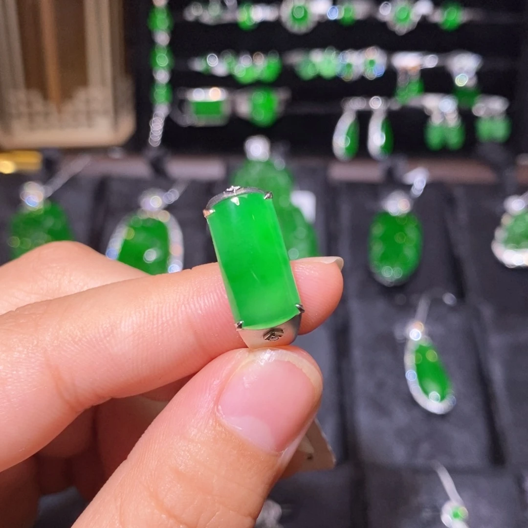 18K金镶嵌戒指翡翠天然翡翠