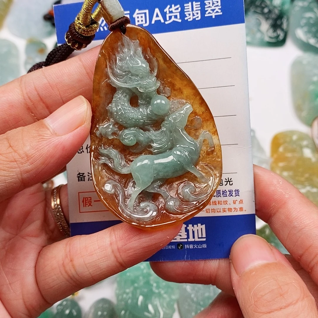 翡翠未镶嵌颈饰龙马精神