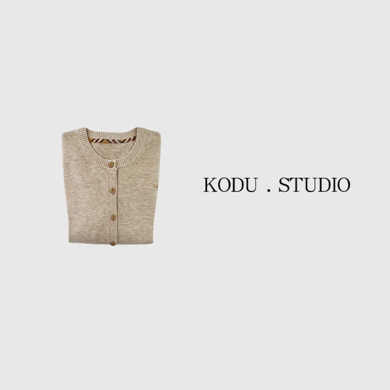 QI【刻度KODU】FD-5826秋季设计感洋气格子拼接刺绣圆领针织开衫