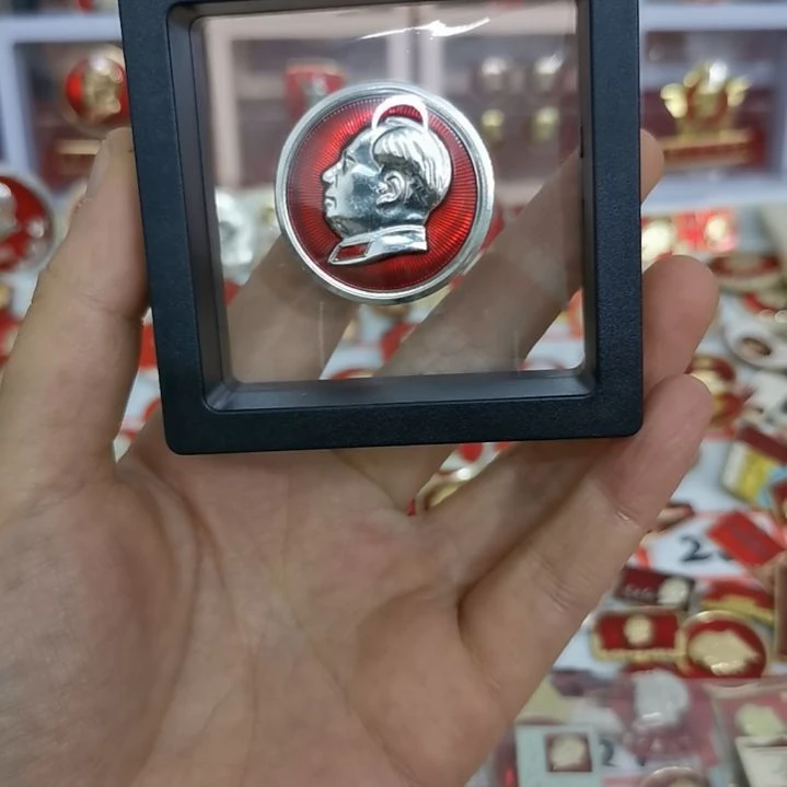 其他普通金属V**贵红色收藏纪念章1枚