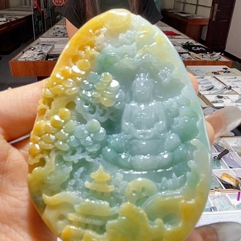 翡翠未镶嵌颈饰一个