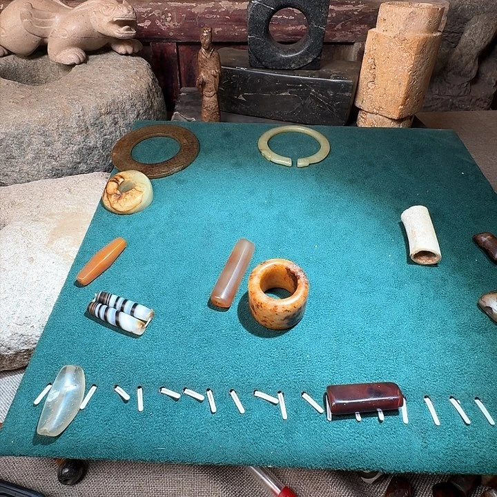 和田玉（糖玉）颈饰未镶嵌青**叫