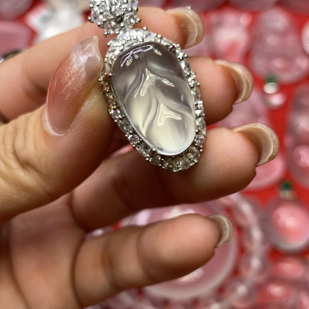 石英质玉合金吊坠赠链