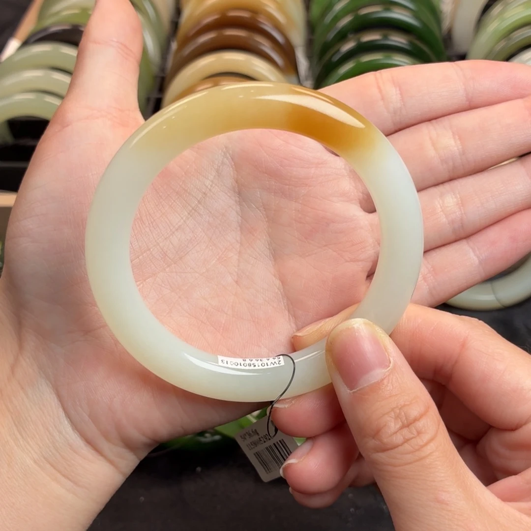 和田玉未镶嵌手镯-一口渐变糖白漏镯111