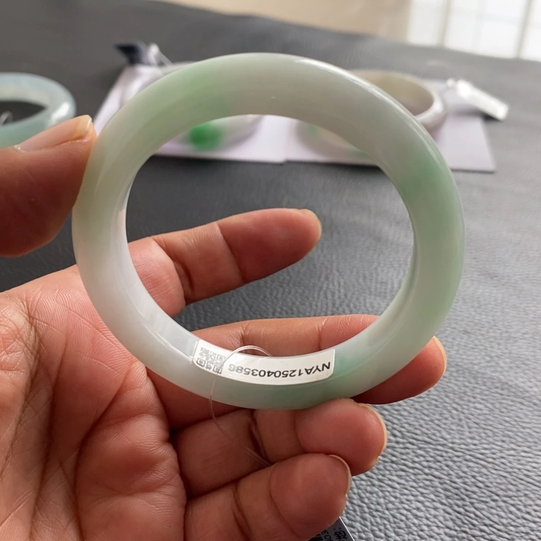 翡翠手镯未镶嵌天然翡翠手镯