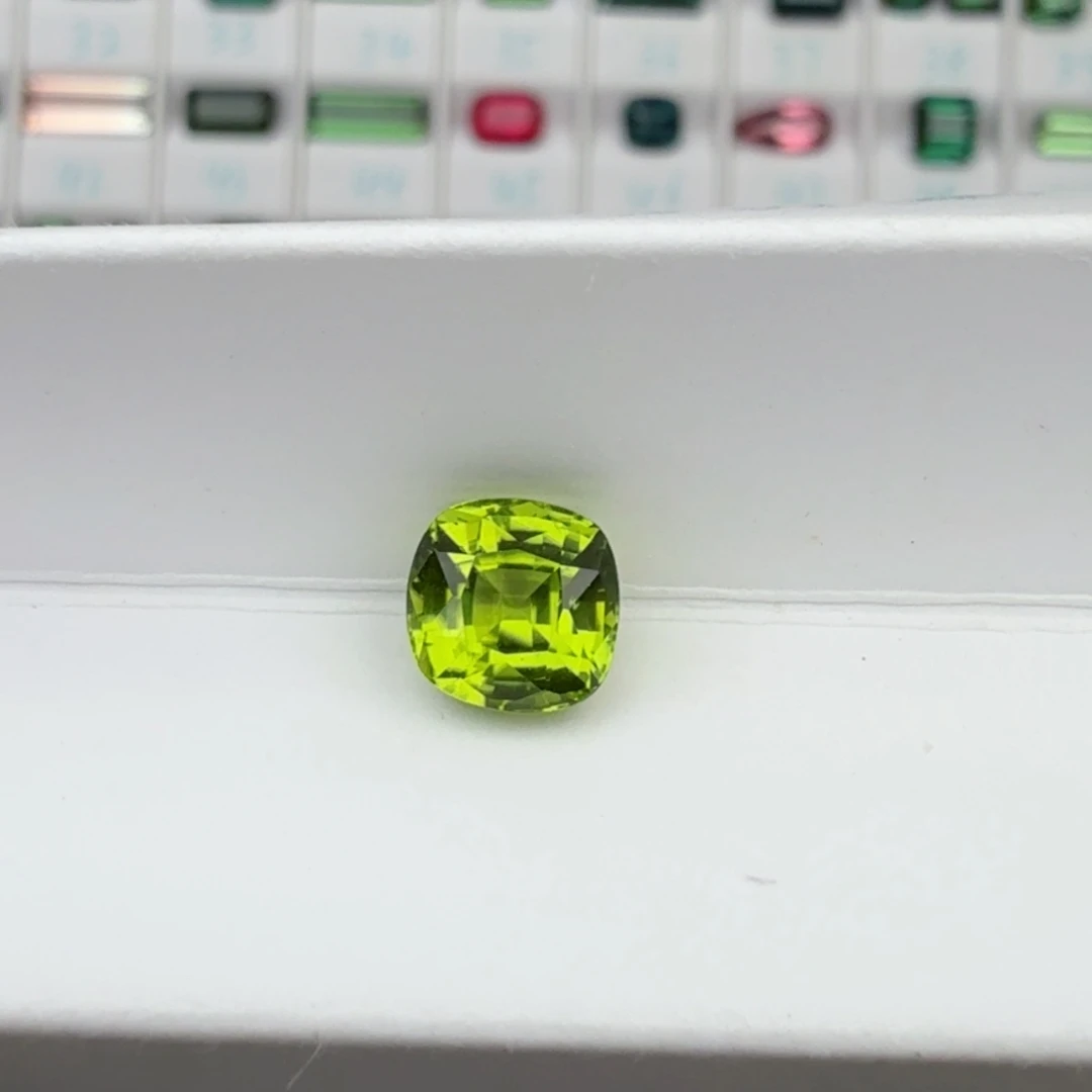 笔搁未镶嵌橄榄石天然2.4克拉