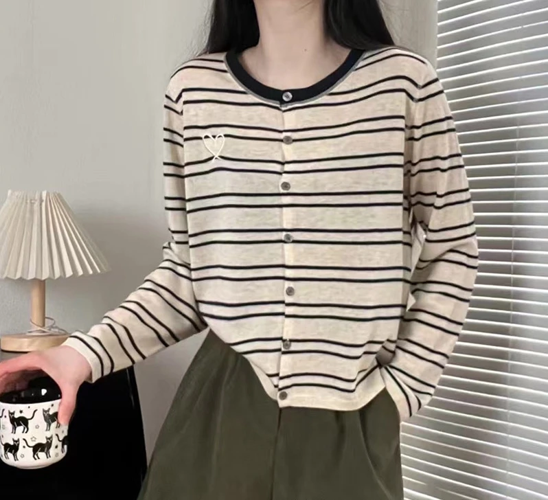 【专柜大码】秋季韩版圆领条纹拼色爱心刺绣宽松长袖针织开衫上衣女