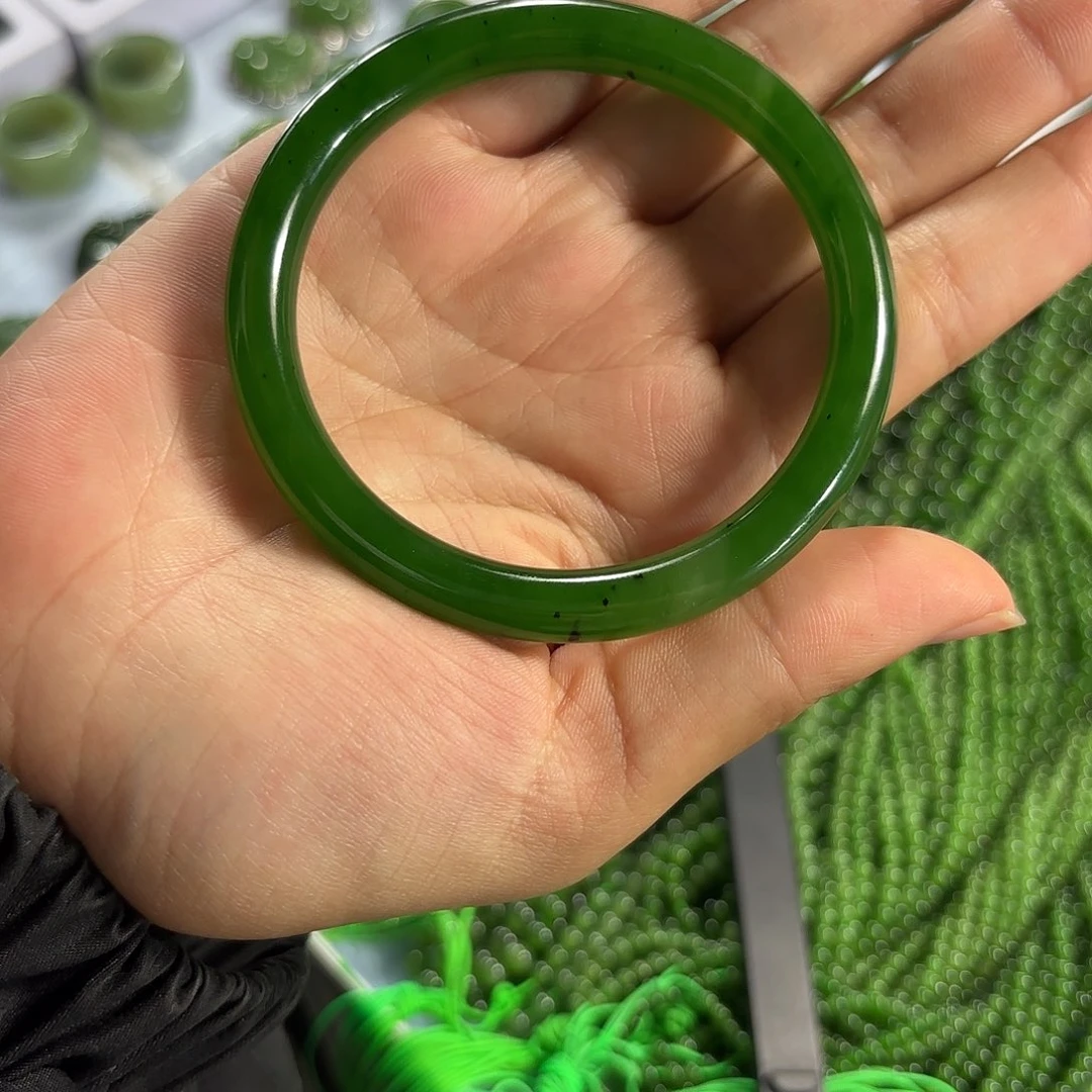 浅***地和田玉未镶嵌手镯