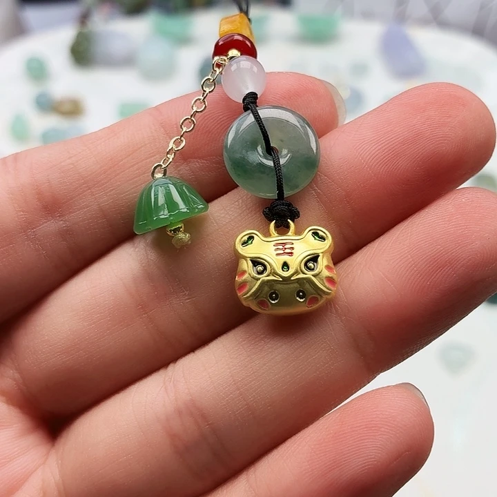 姜***柒颈饰未镶嵌翡翠老虎平安扣