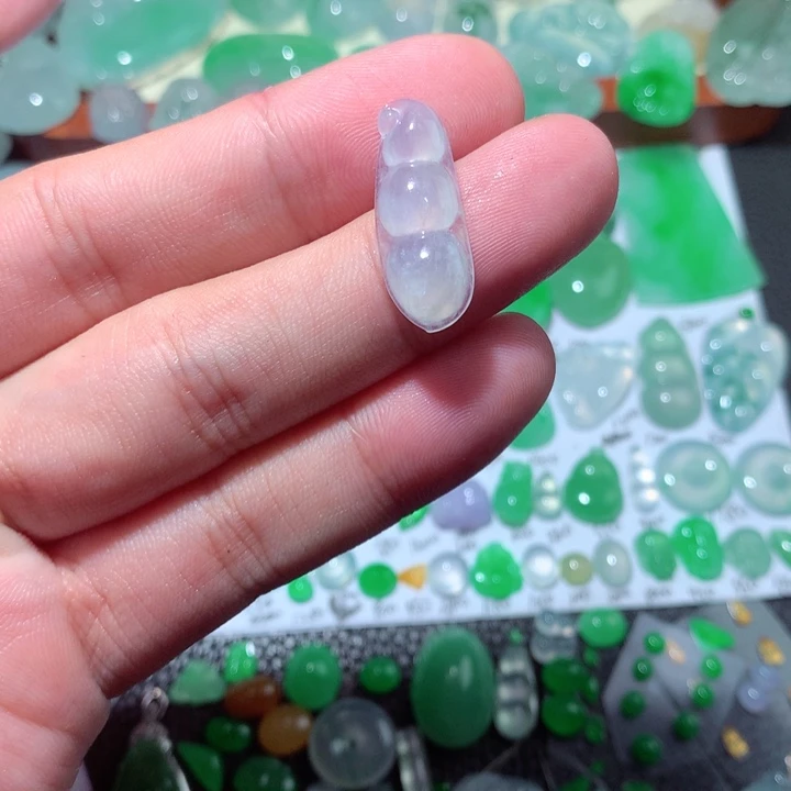 翡翠未镶嵌颈饰豆