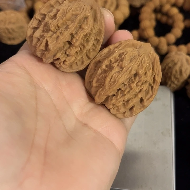 文玩核桃把件42左右微微瑕虎头，编号045