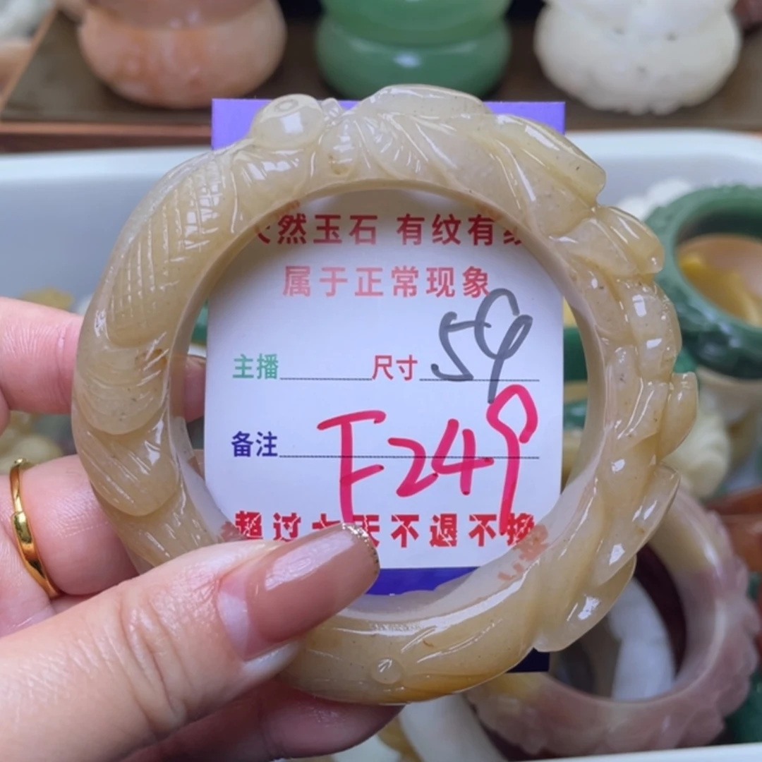 【闪购商品】未镶嵌手镯(圆镯)石英质玉
