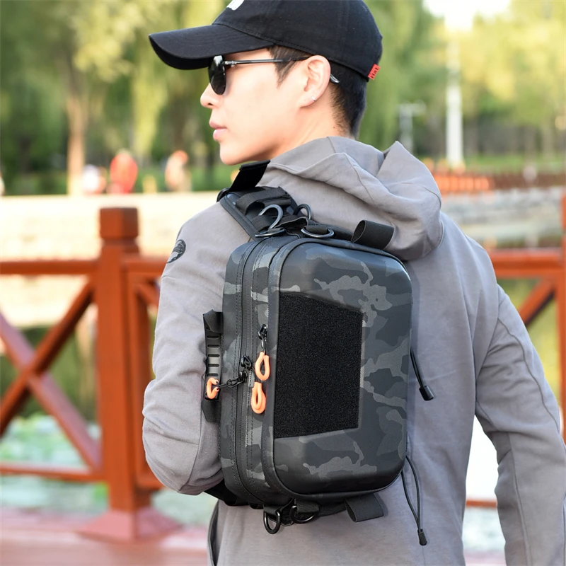 户外多功能休闲路亚单肩斜挎腰包硬壳工作台防水路亚包渔具包耐脏