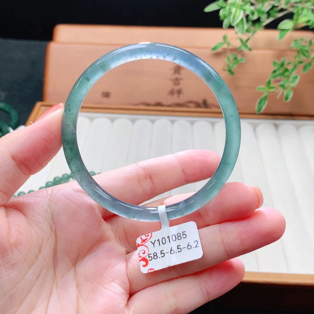 未镶嵌手镯（圆镯）翡翠