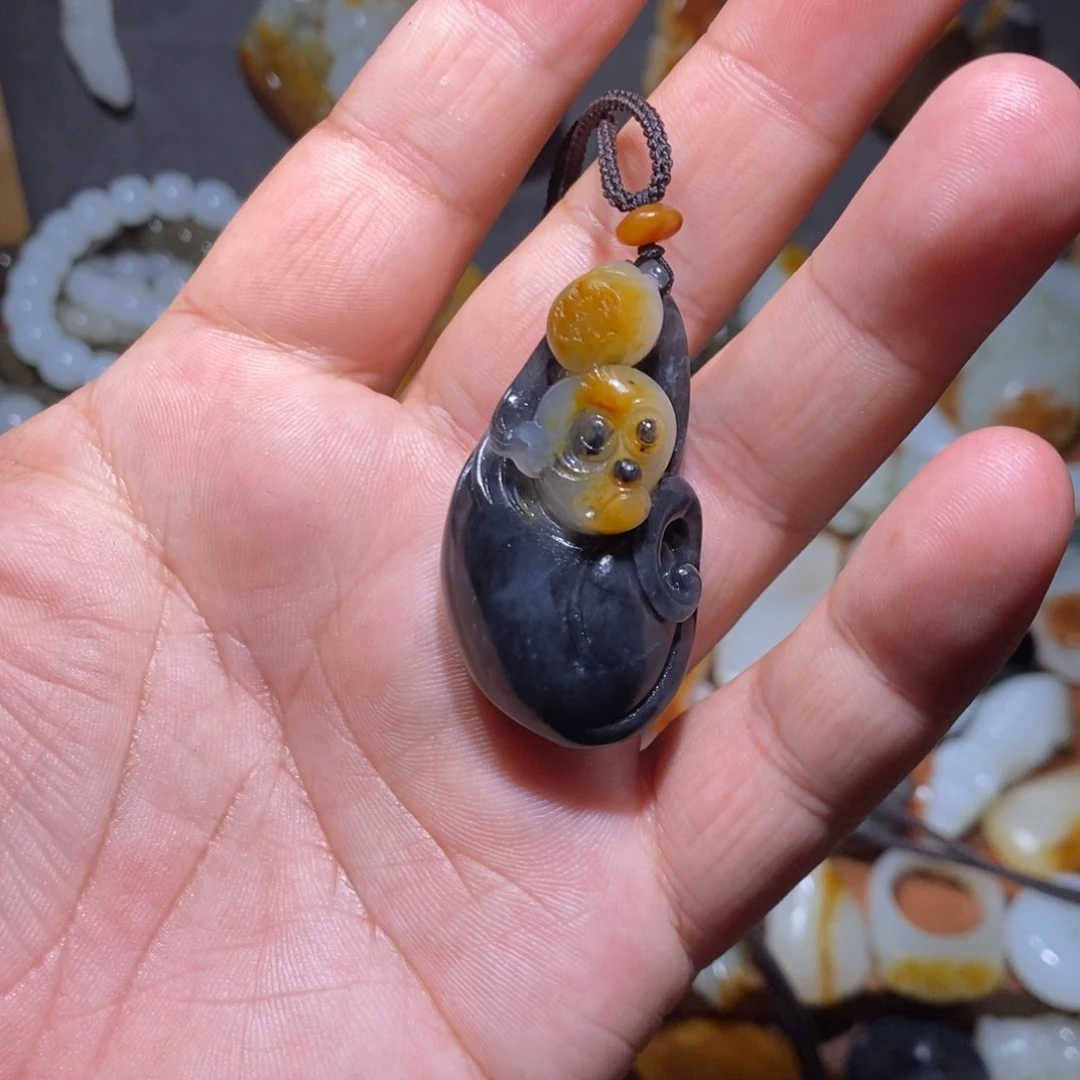 和田玉颈饰未镶嵌峰**客