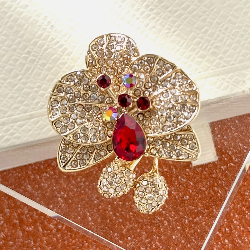 铜合金仿水晶胸针 水晶山茶花朵胸针R1073
