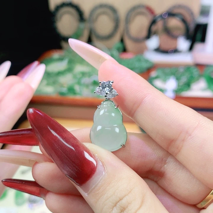 石英质玉（非洲翠）未镶嵌颈饰