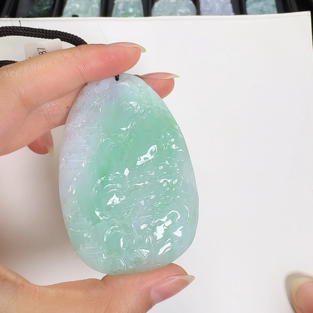 翡翠颈饰未镶嵌王****）山水牌
