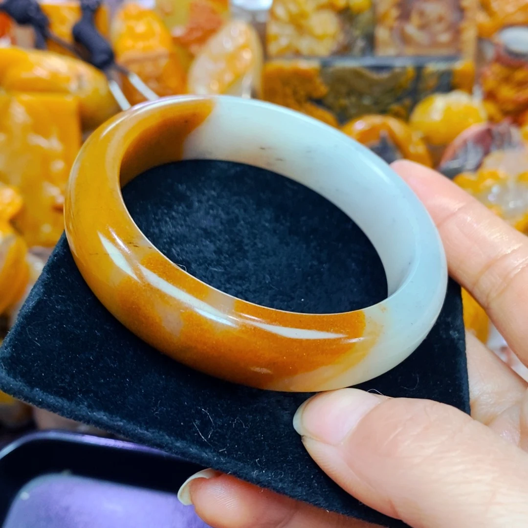 未镶嵌石英质玉（黄龙玉）颈饰