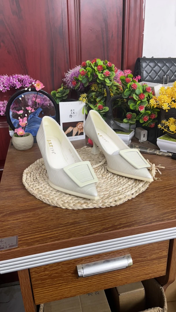 缘缘轻职风棋盘格纹路尖头扣件高跟鞋23905