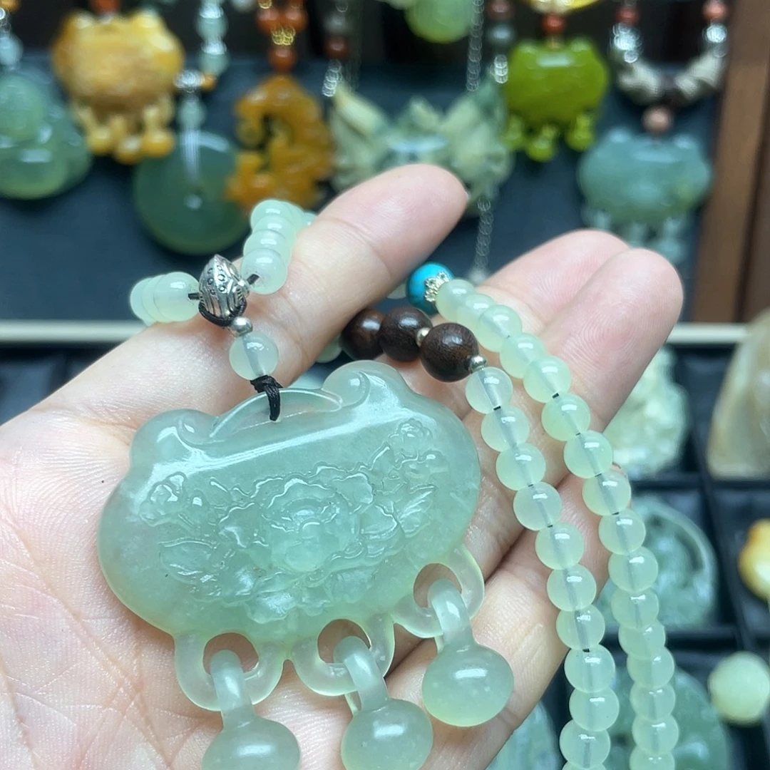 蛇纹石玉未镶嵌颈饰