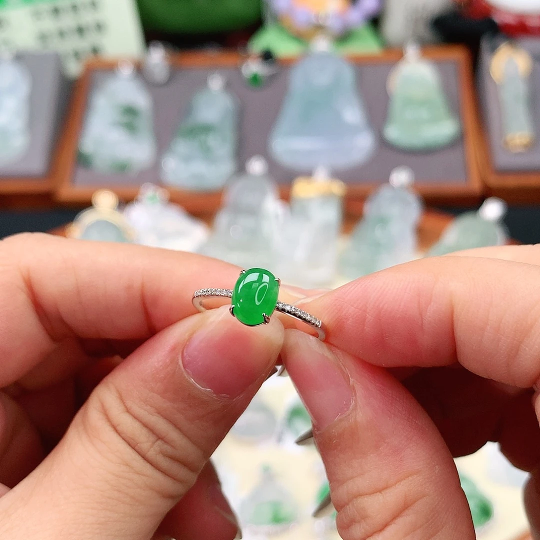 翡翠18K金镶嵌颈饰蛋面戒指