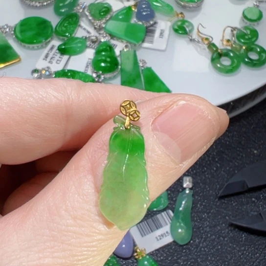 颈饰18K金镶嵌翡翠