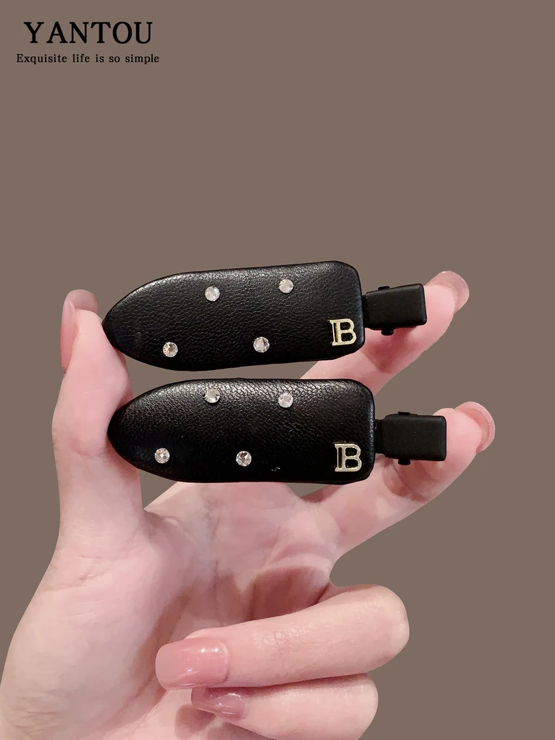 2025新款字母闪钻皮质发夹侧边鸭嘴夹发饰黑色夹边夹高级刘海夹