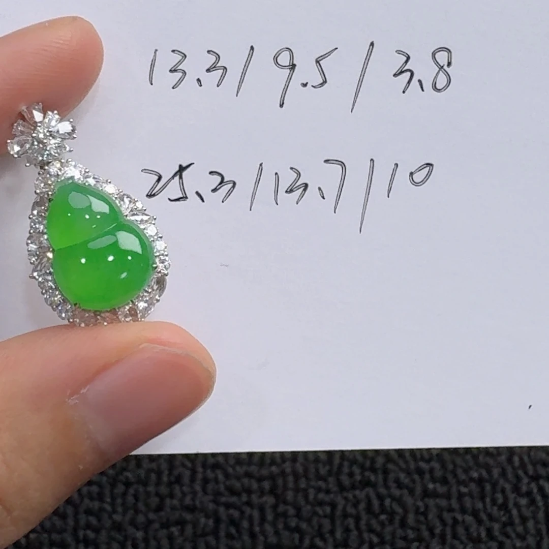 翡翠18K金镶嵌颈饰葫芦