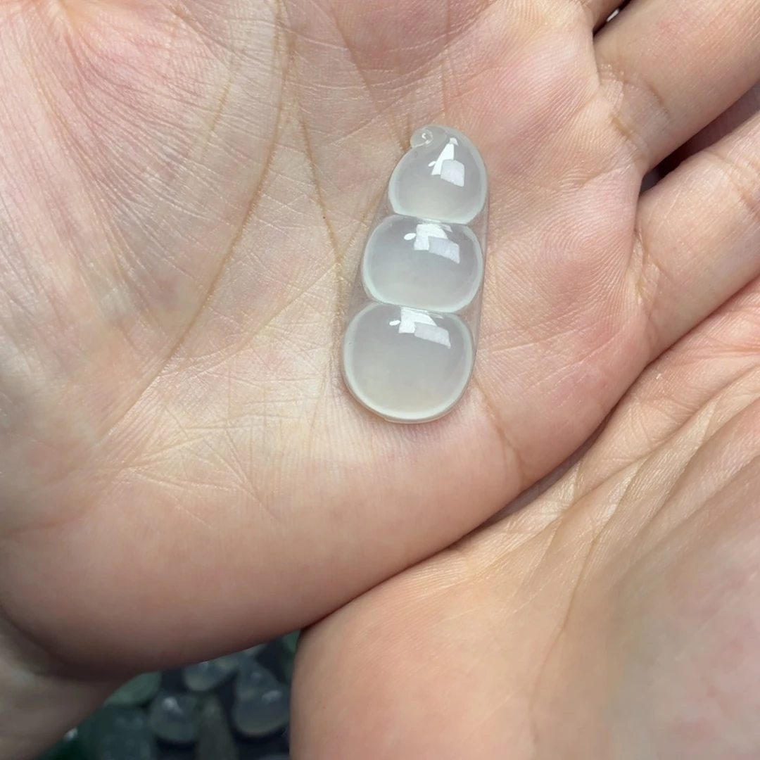 翡翠未镶嵌颈饰白冰豆