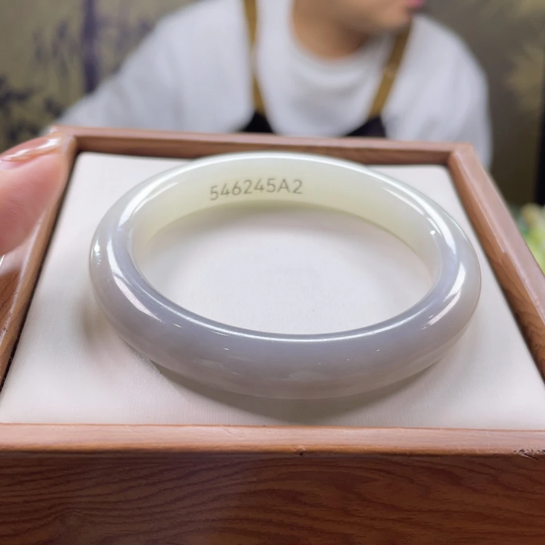 和田玉未镶嵌手镯54圈