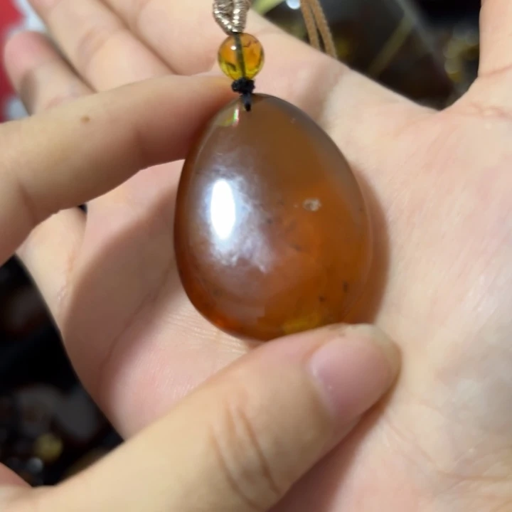 未镶嵌颈饰琥珀有坑吊坠
