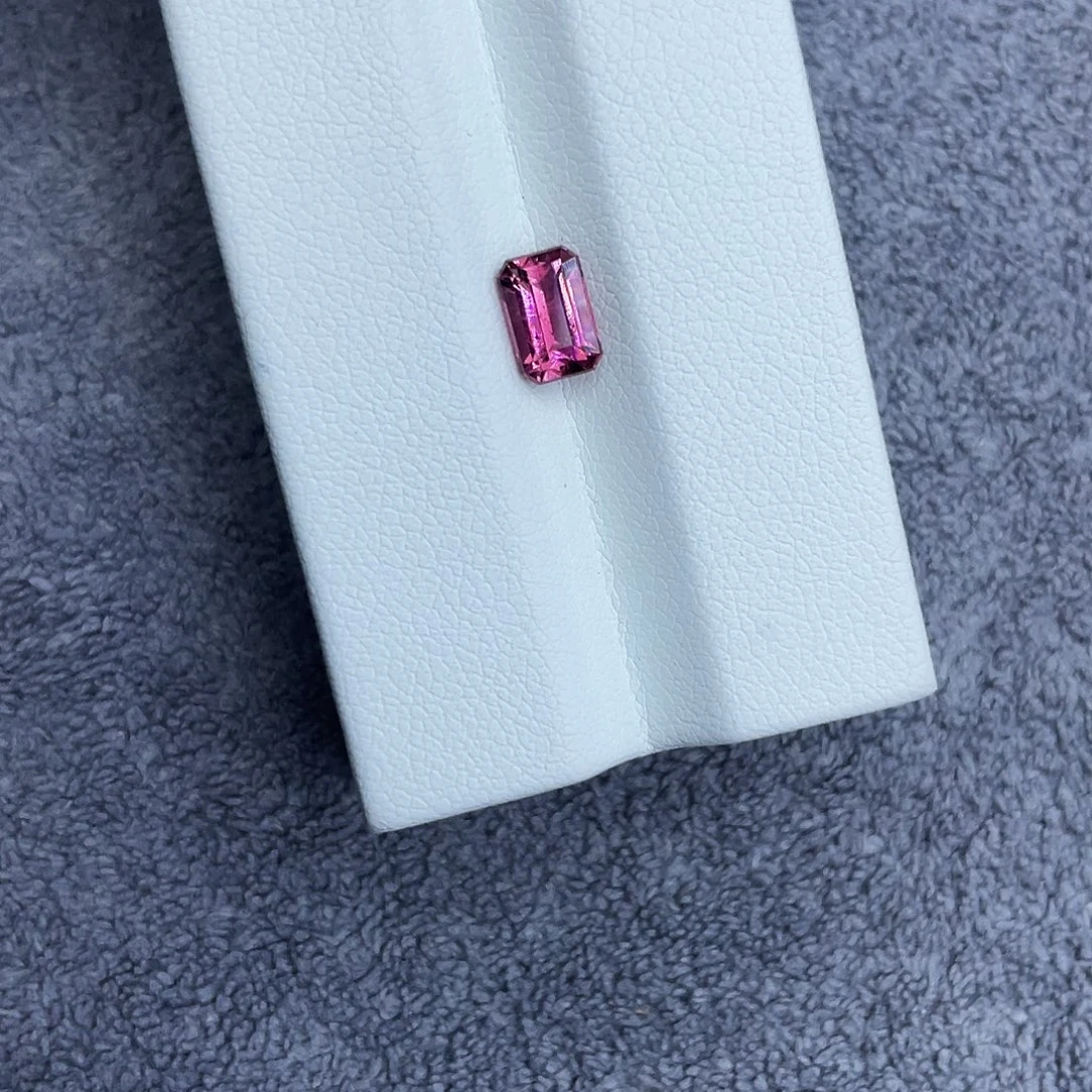 碧玺未镶嵌裸石0.98Ct。