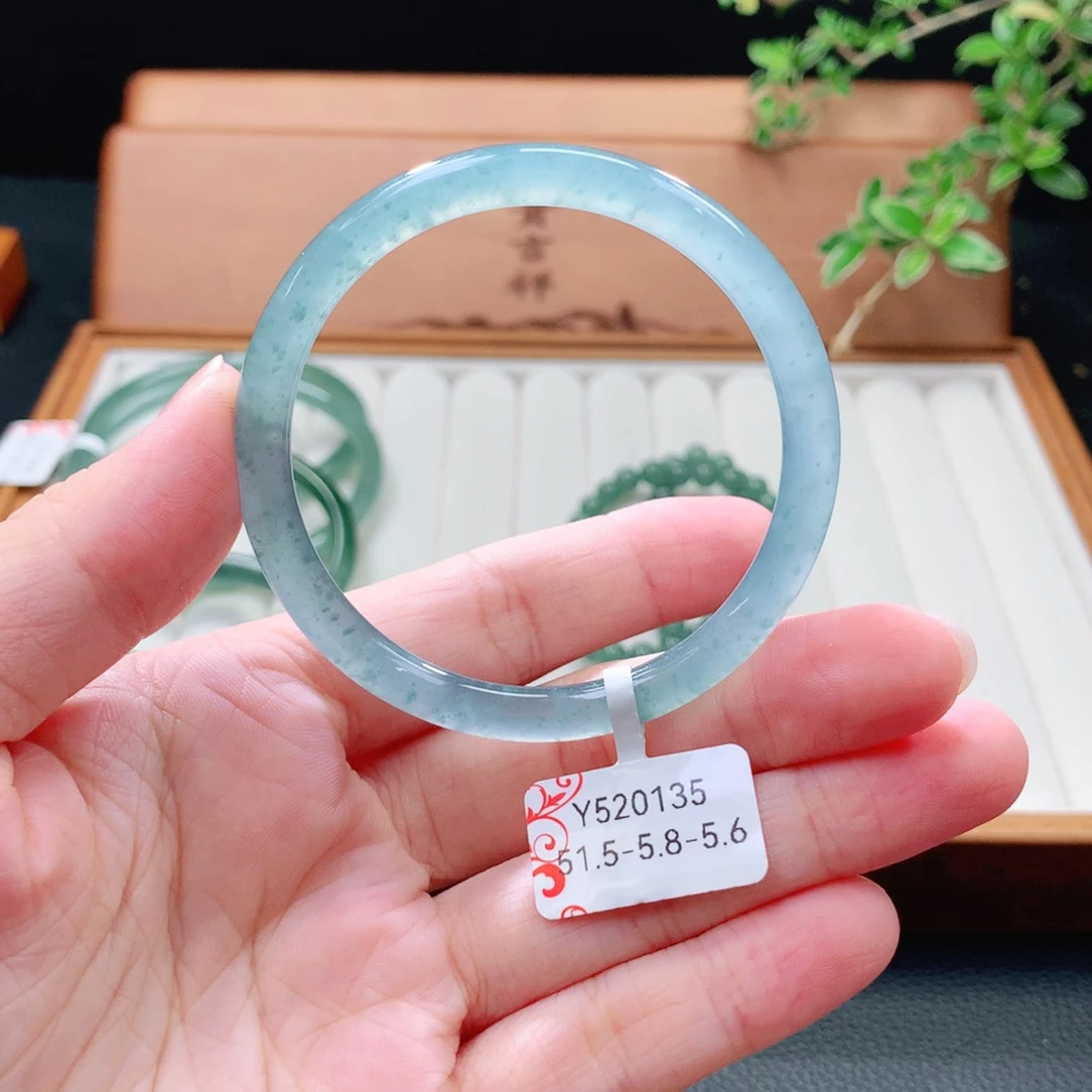 未镶嵌手镯（圆镯）翡翠