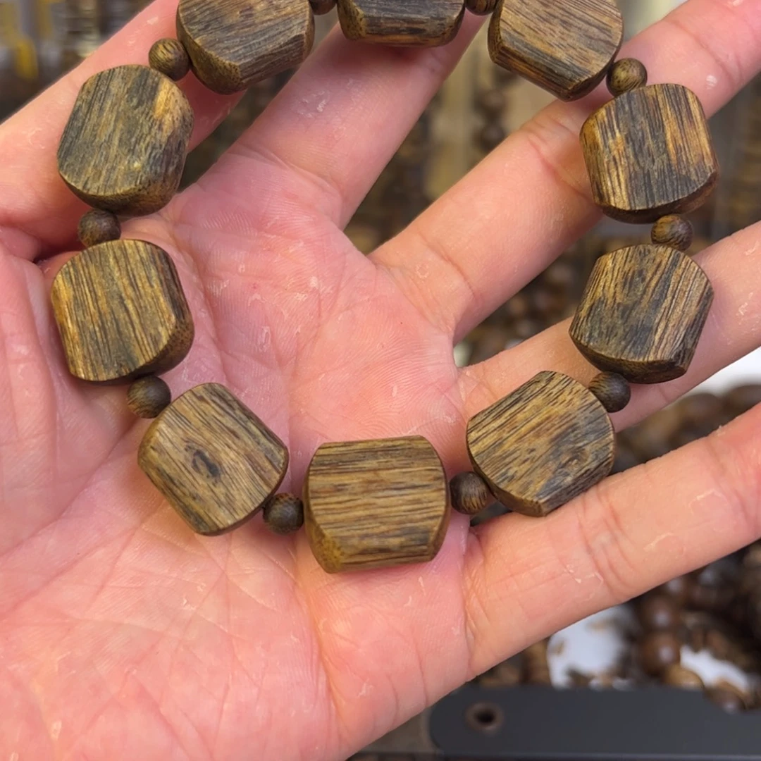 流***浪沉香手串乌身圆叶手串