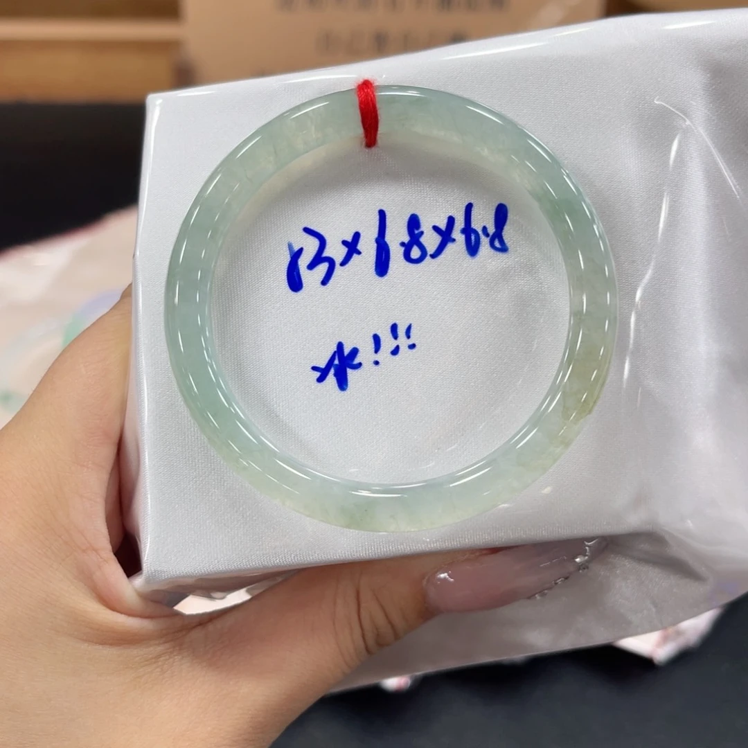 翡翠手镯未镶嵌翡翠