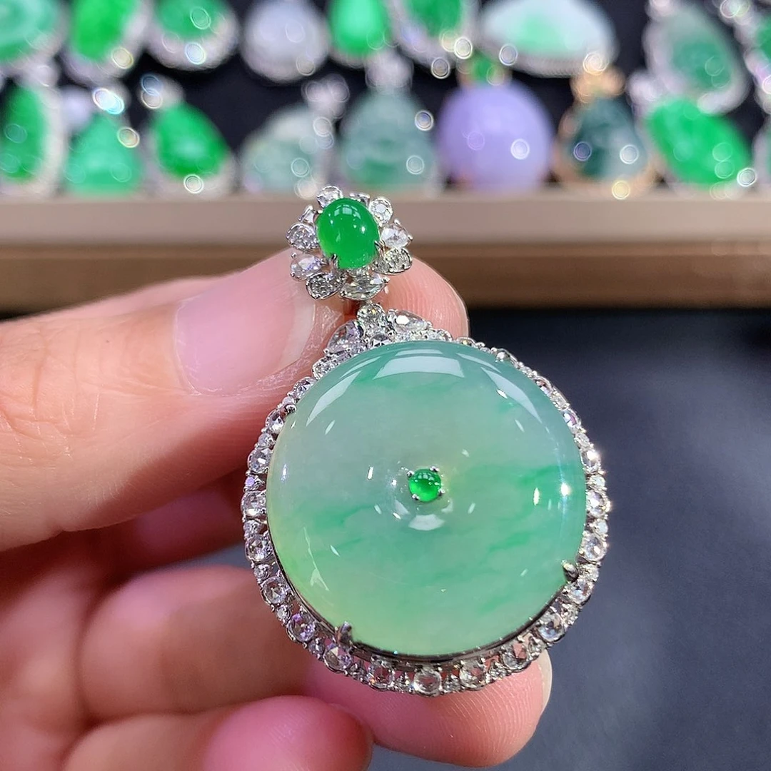 翡翠18K金镶嵌吊坠(赠链)