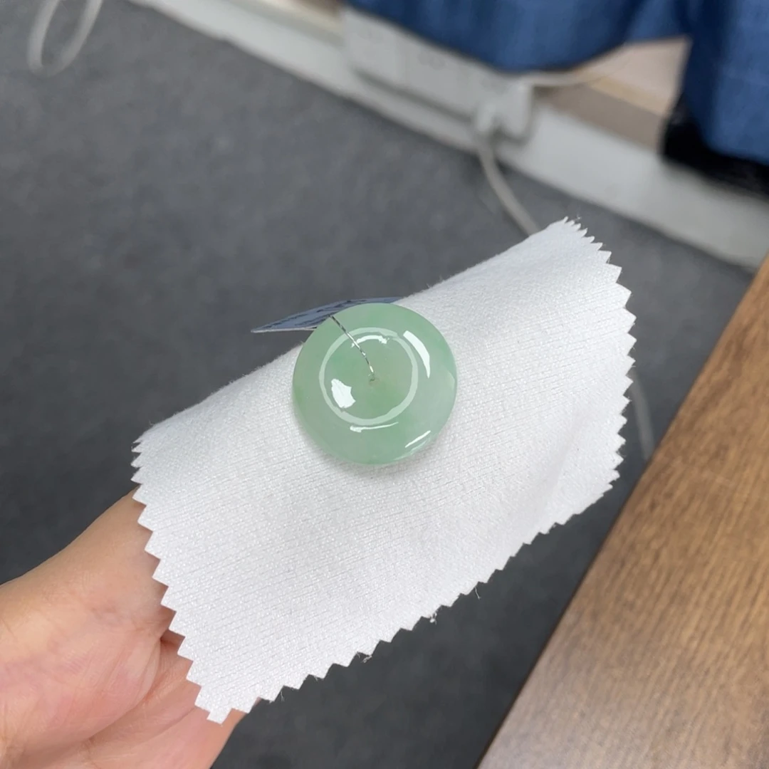 翡翠颈饰未镶嵌平安扣