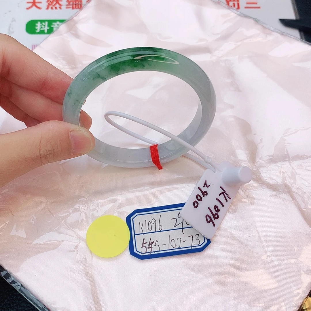 翡翠手镯未镶嵌翡翠